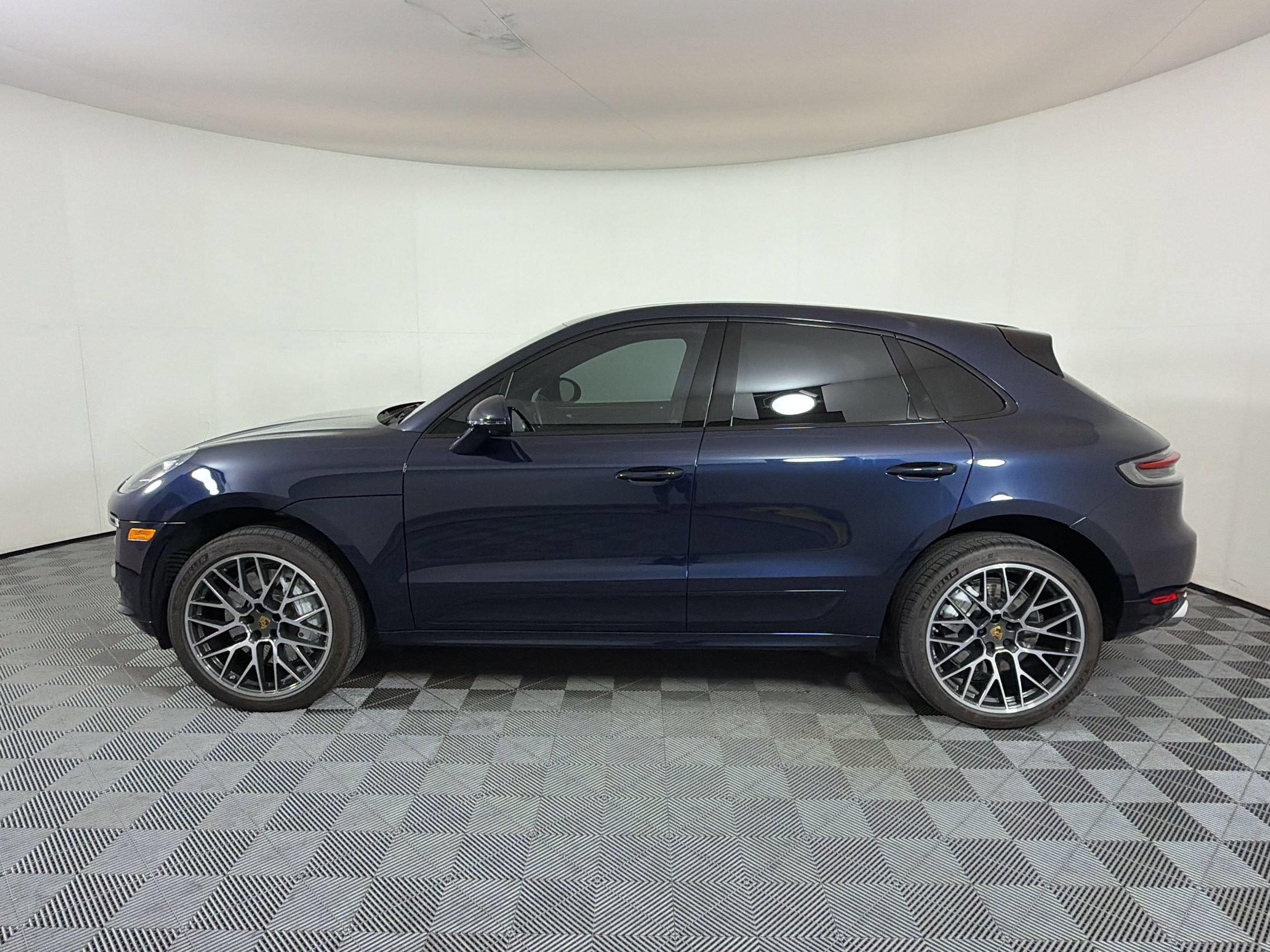 Certified 2020 Porsche Macan Turbo AWD/4WD image 2