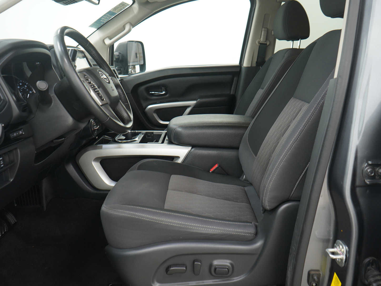 Used 2024 Nissan Titan SV w/ SV Convenience Package image 25