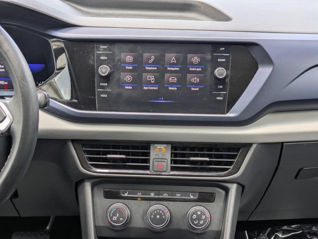 Used 2022 Volkswagen Taos SE w/ Panoramic Sunroof Package FWD image 18