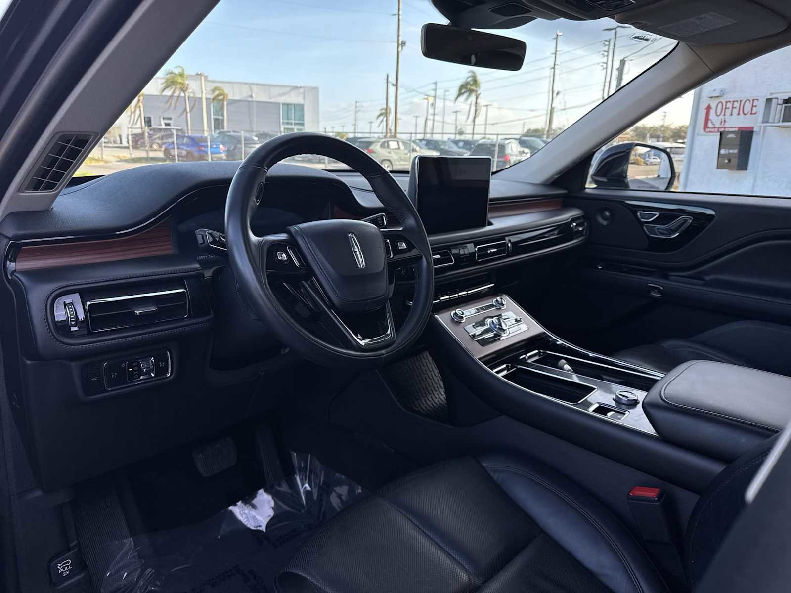 Used 2023 Lincoln Aviator Reserve AWD/4WD image 2