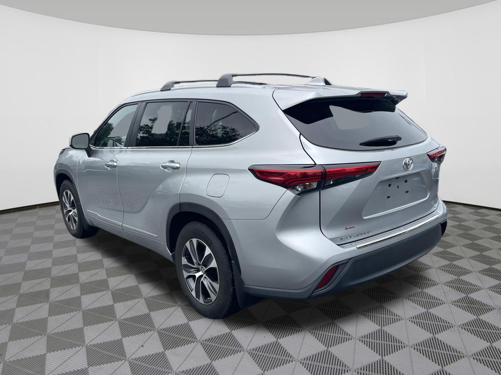 Used 2023 Toyota Highlander XLE FWD image 5