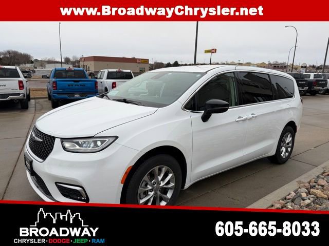 Used 2024 Chrysler Pacifica Touring-L image 3