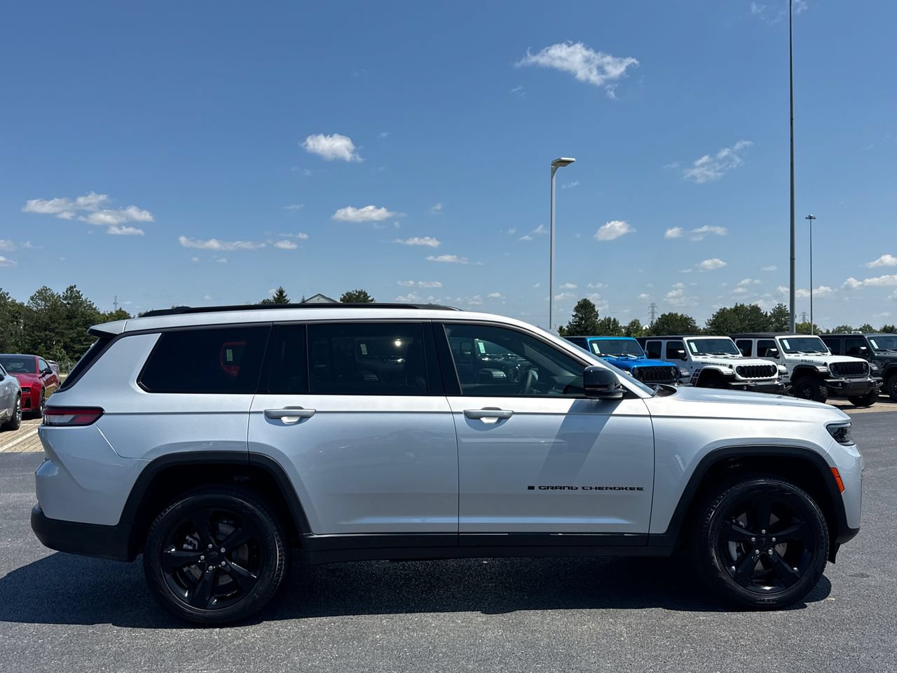 Used 2026 Jeep Grand Cherokee L Limited w/ Limited Altitude Package AWD/4WD image 3