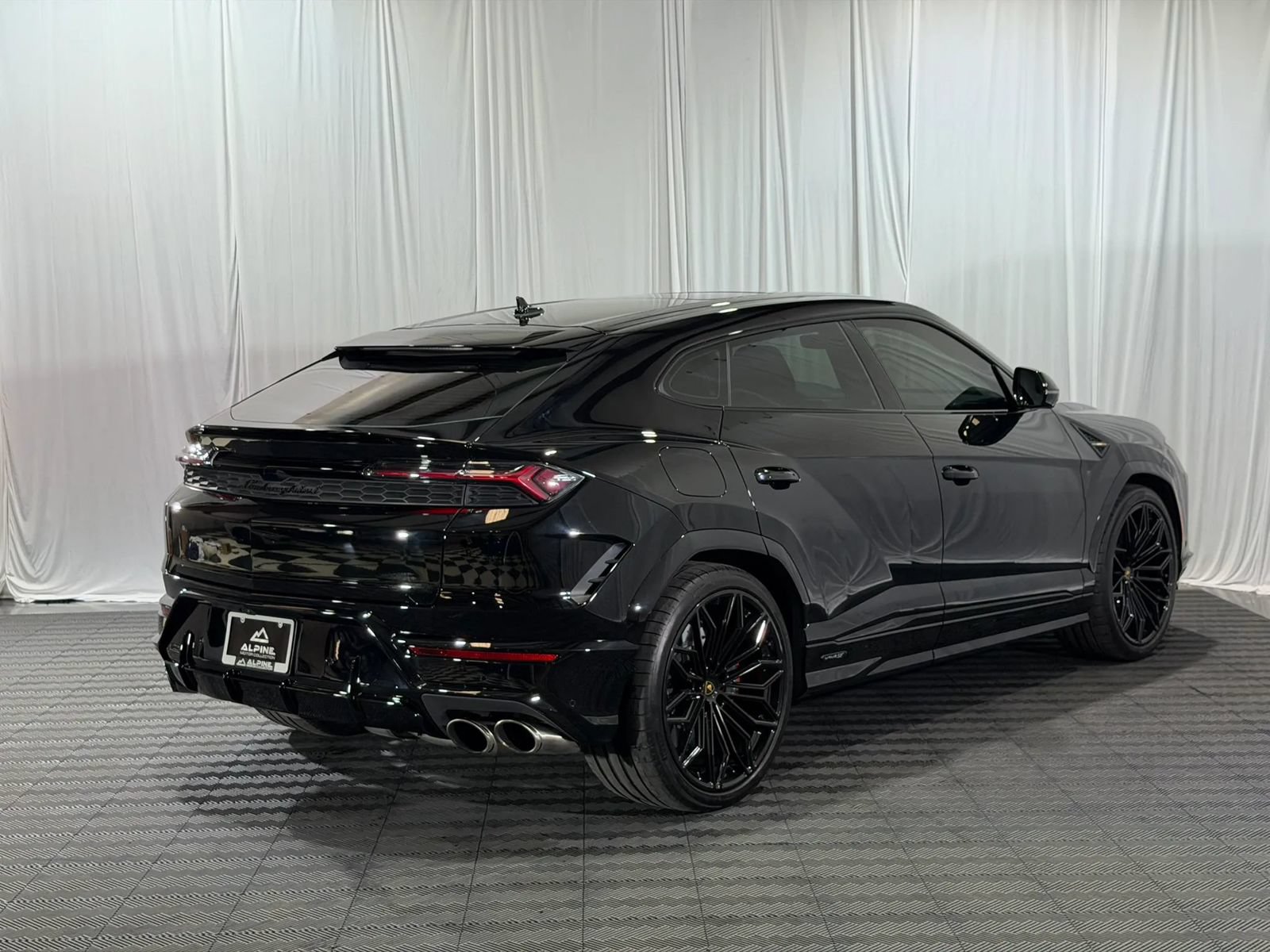 Used 2025 Lamborghini Urus SE AWD/4WD image 5