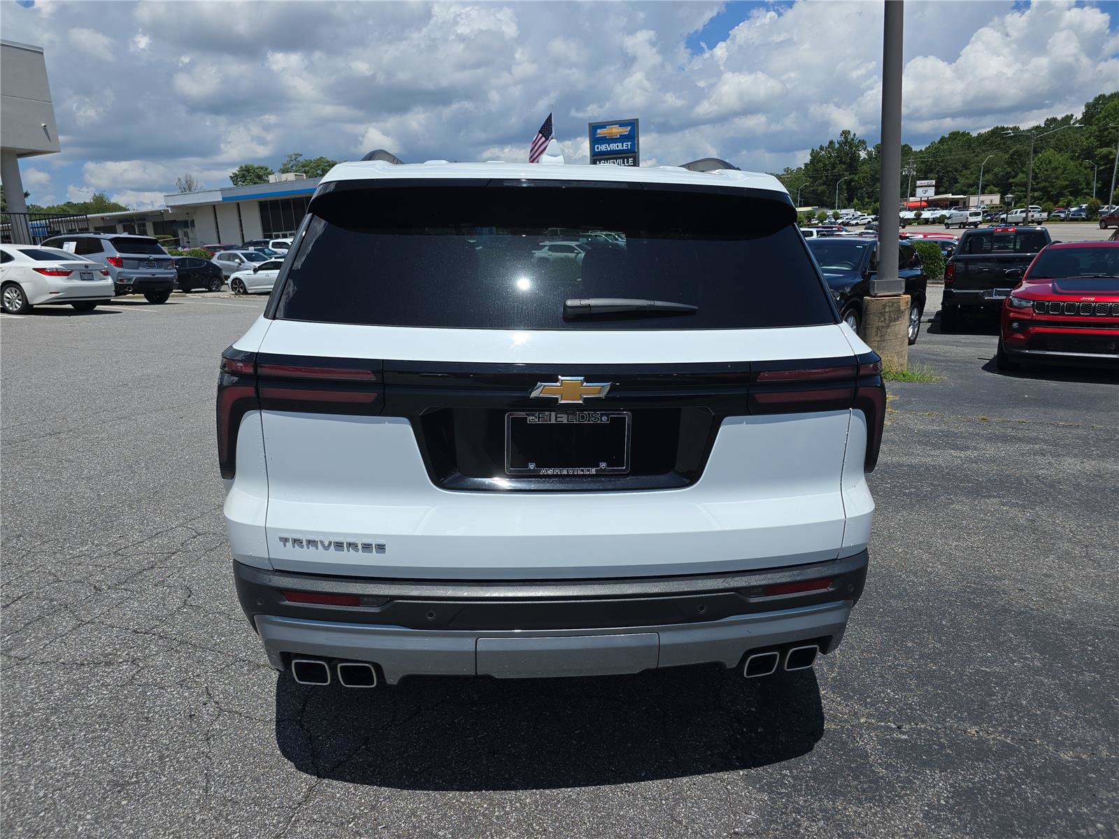 Used 2025 Chevrolet Traverse LT FWD image 4