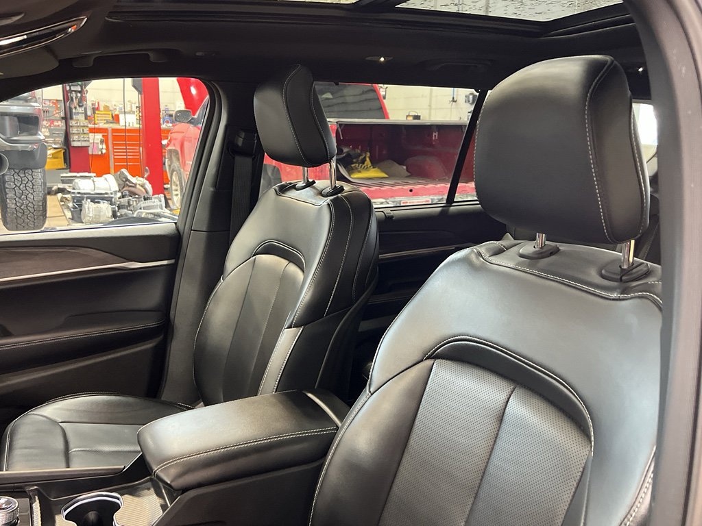 Used 2024 Jeep Grand Cherokee L Limited w/ Luxury Tech Group II image 15