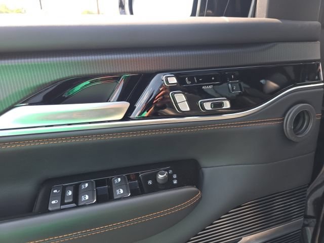 Used 2025 Jeep Grand Wagoneer L Series III w/ Rear Seat Video Group 1 AWD/4WD image 12