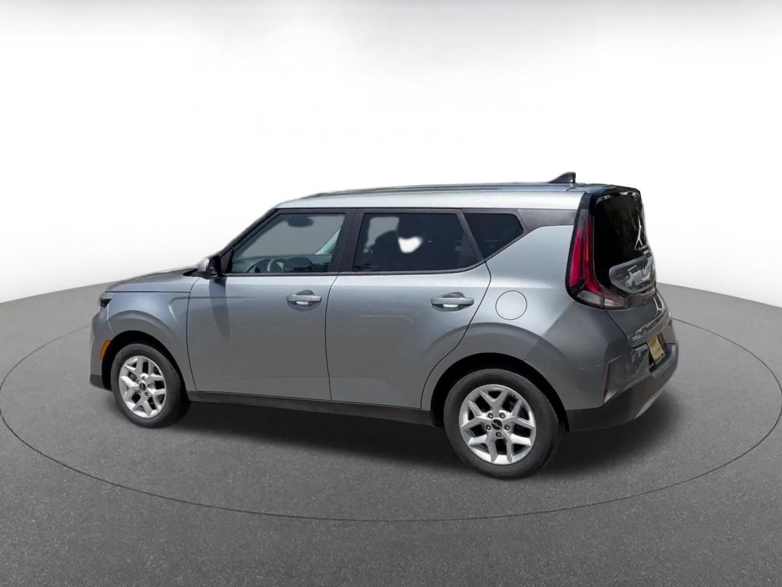 Used 2025 Kia Soul LX w/ LX Technology Package FWD image 9