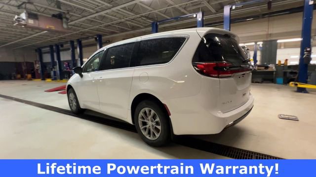 New 2026 Chrysler Pacifica Select image 6