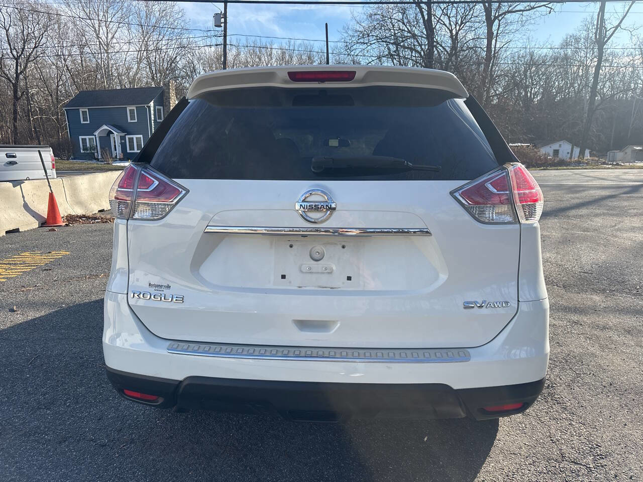 Used 2015 Nissan Rogue SV w/ SV Moonroof Package image 14