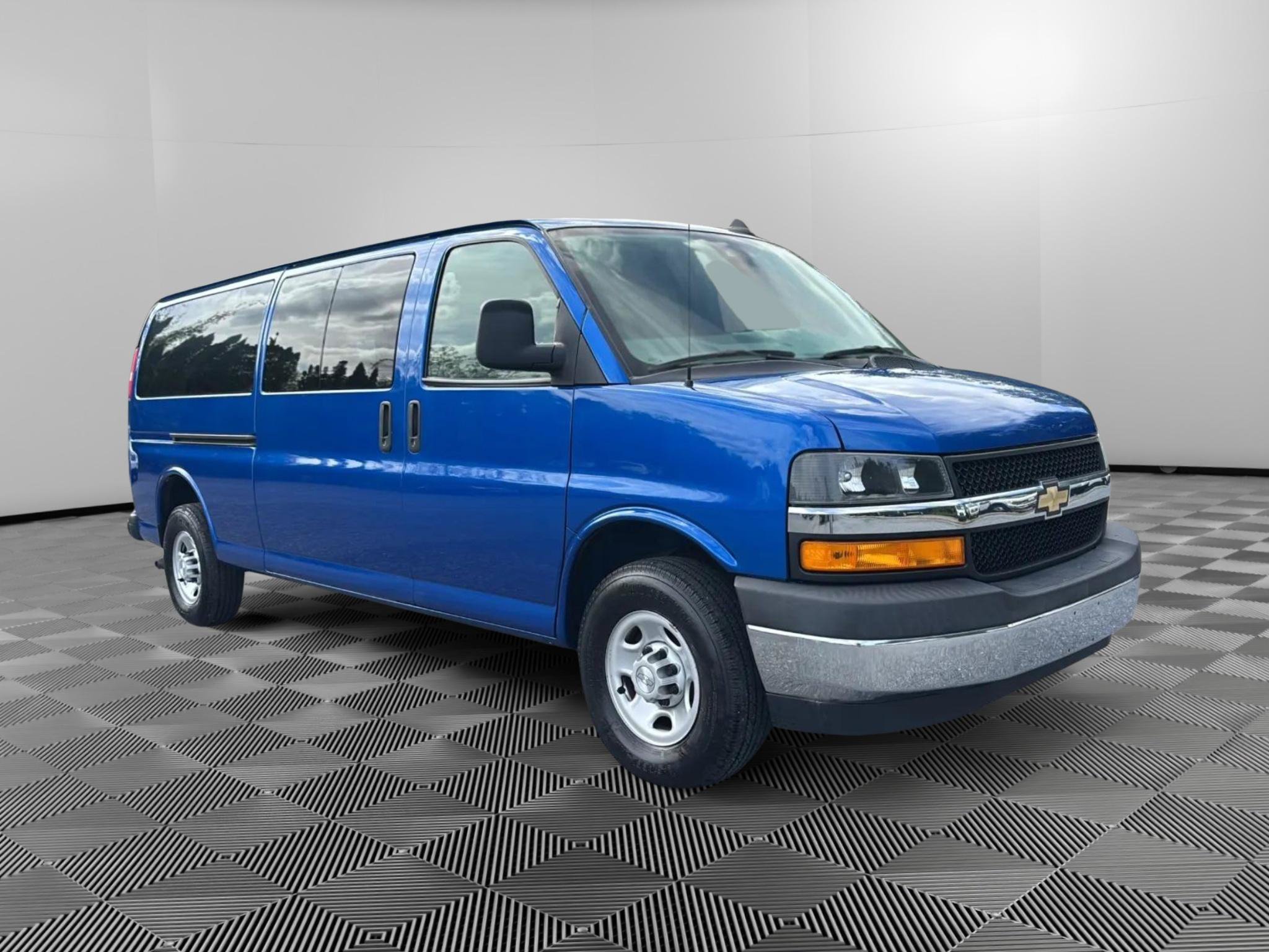 Used 2019 Chevrolet Express 3500 LS w/ Chrome Appearance Package RWD image 2