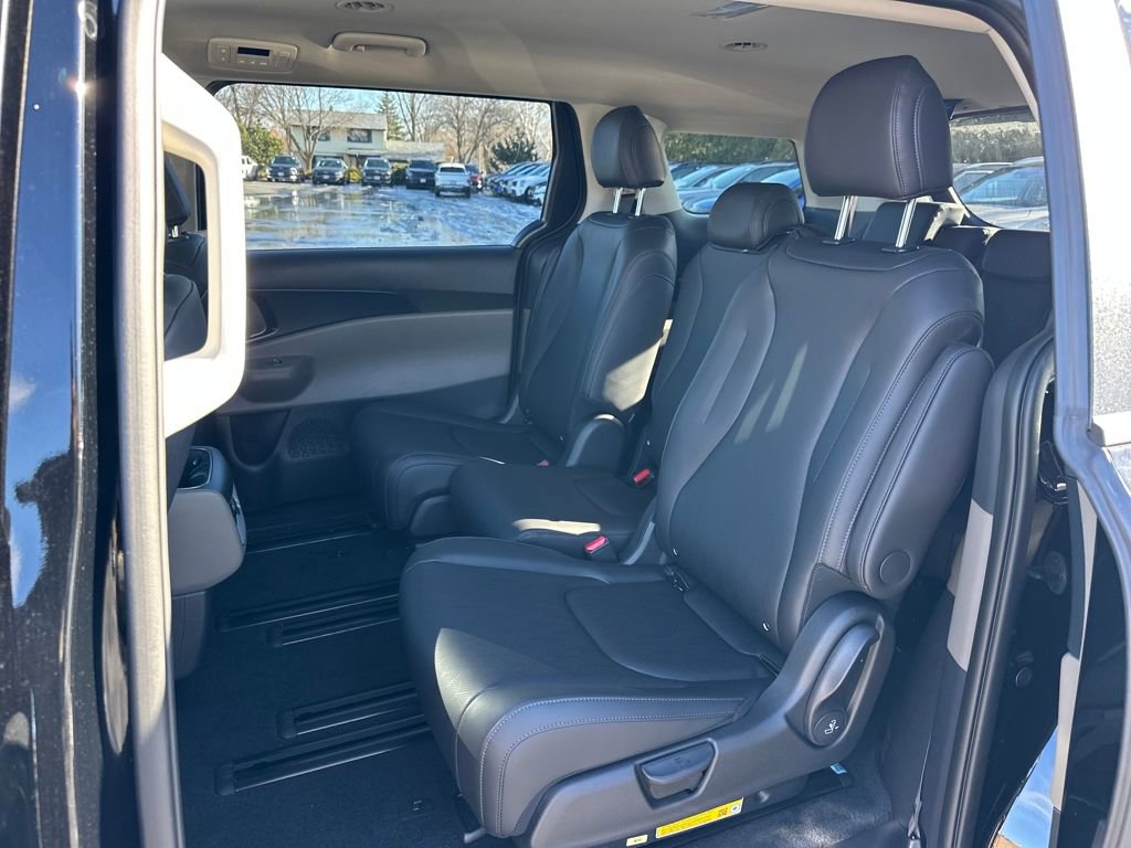 New 2026 Kia Carnival FWD image 13