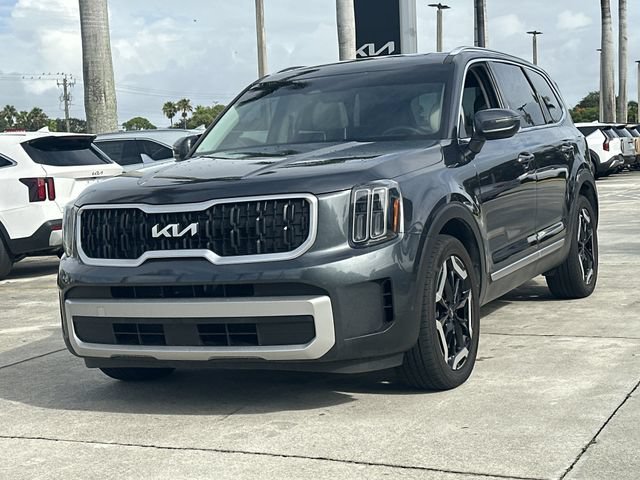 Certified 2023 Kia Telluride EX w/ EX Captain's Chair Package FWD image 2