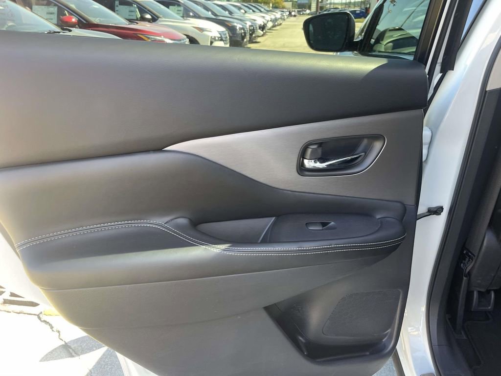Used 2023 Nissan Murano SV w/ SV Midnight Edition Package image 13