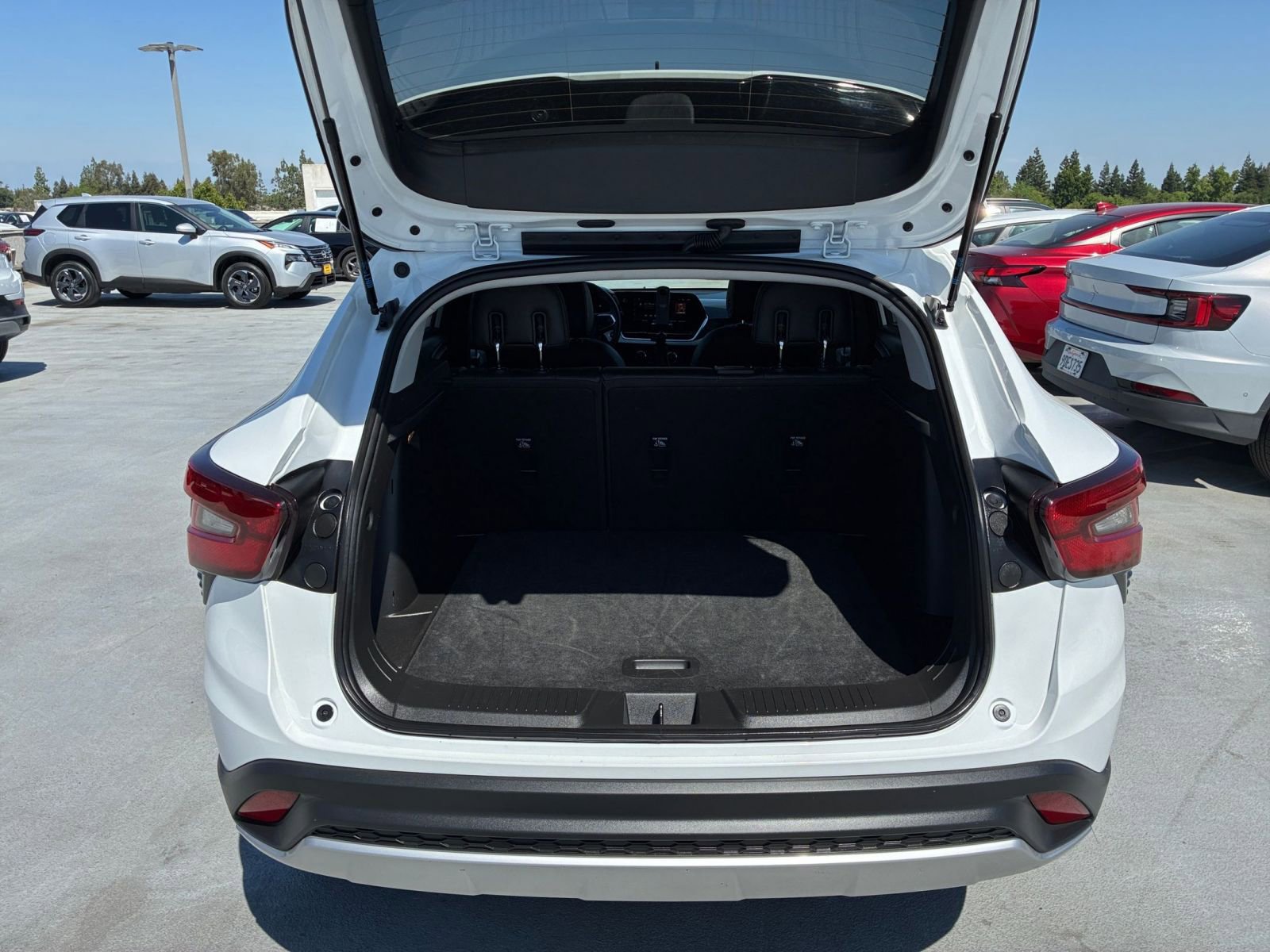Used 2025 Chevrolet Trax LT w/ LT Convenience Package FWD image 31