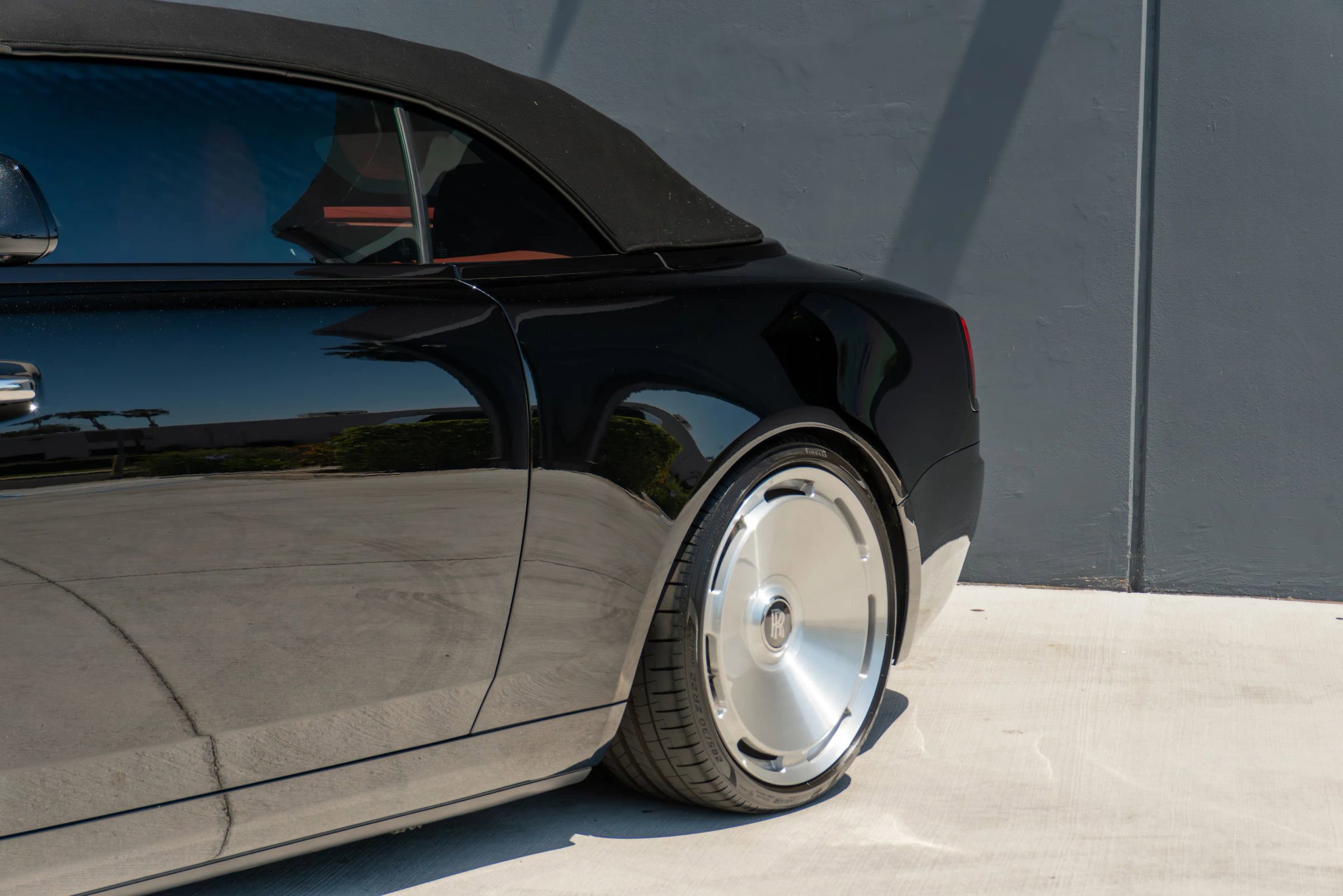 Used 2019 Rolls-Royce Dawn RWD image 30