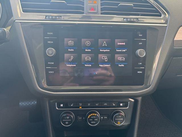 Used 2018 Volkswagen Tiguan SEL AWD/4WD image 18