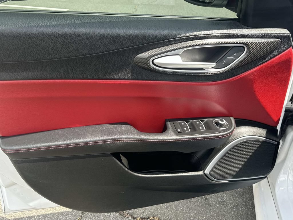 Used 2019 Alfa Romeo Giulia AWD w/ Quick Order Package 22J Sport image 18