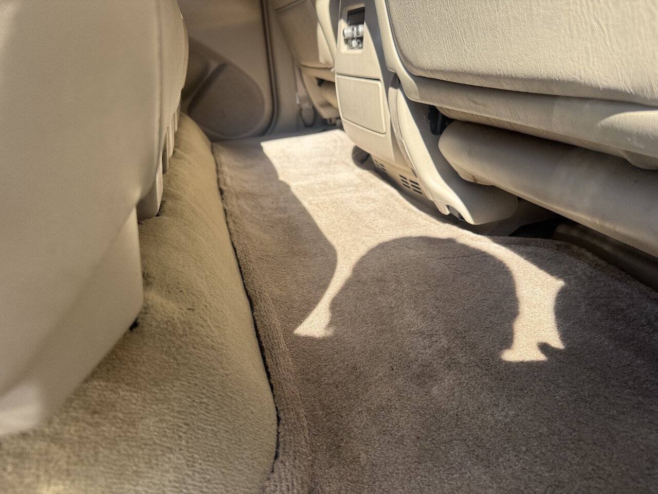 Used 2005 Lexus LX 470 4WD w/ Preferred Accessory Pkg image 17