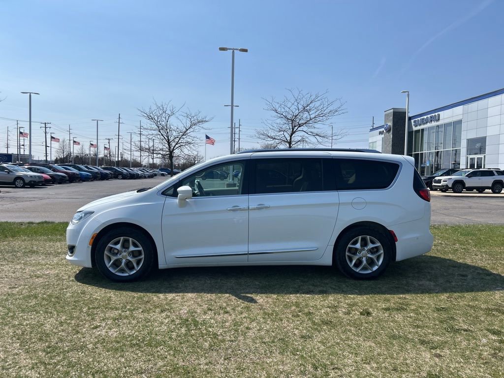 Used 2018 Chrysler Pacifica Touring-L Plus w/ Advanced Safetytec Group image 2