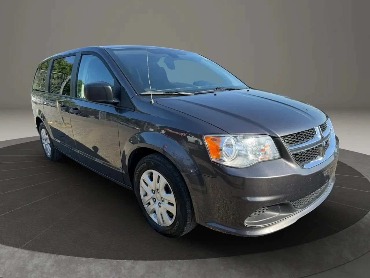 Used 2019 Dodge Grand Caravan SE w/ UConnect Hands-Free Group FWD image 3