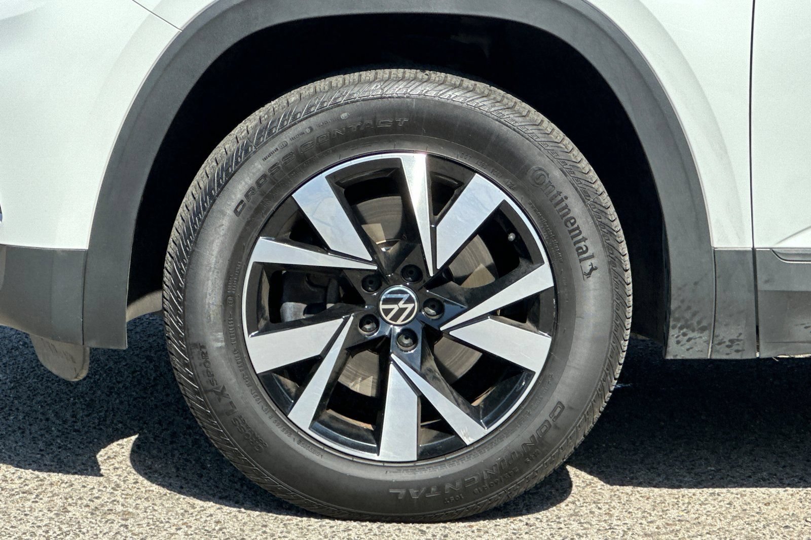 Used 2020 Volkswagen Atlas Cross Sport SE AWD/4WD image 32
