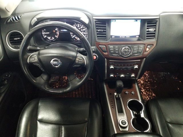 Used 2017 Nissan Pathfinder Platinum w/ Family Entertainment Package AWD/4WD image 3