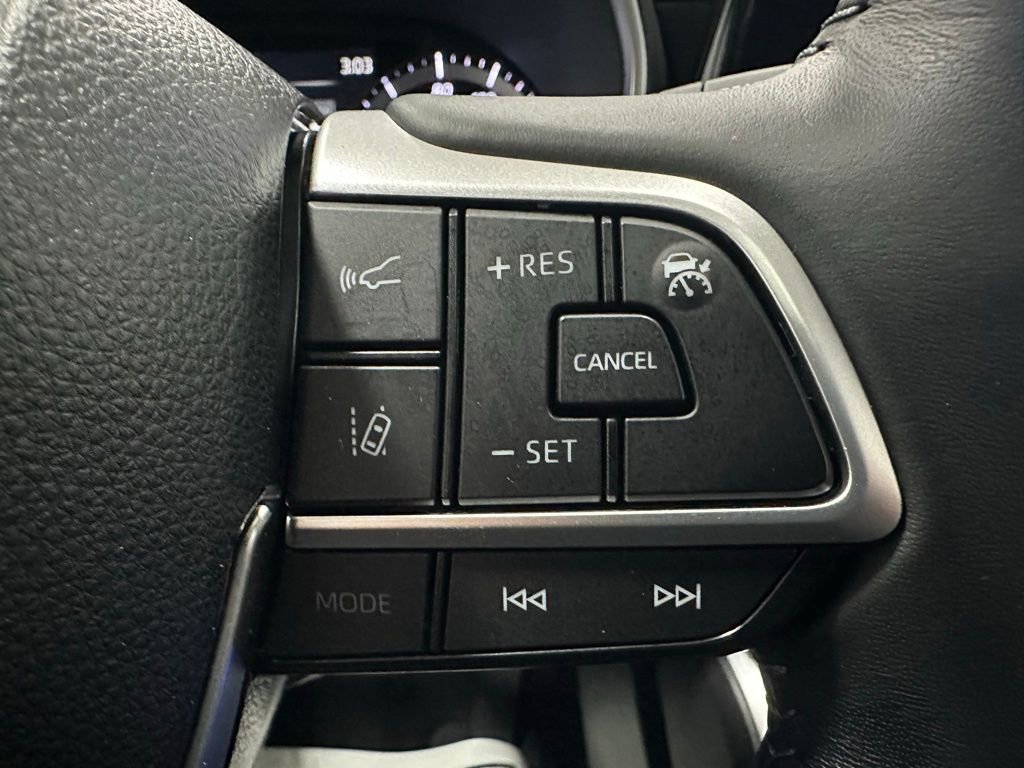 Used 2025 Toyota Highlander XLE image 20