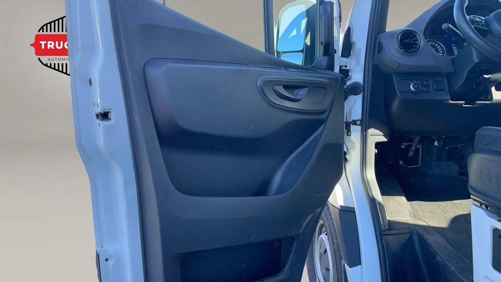Used 2023 Mercedes-Benz Sprinter 2500 image 19