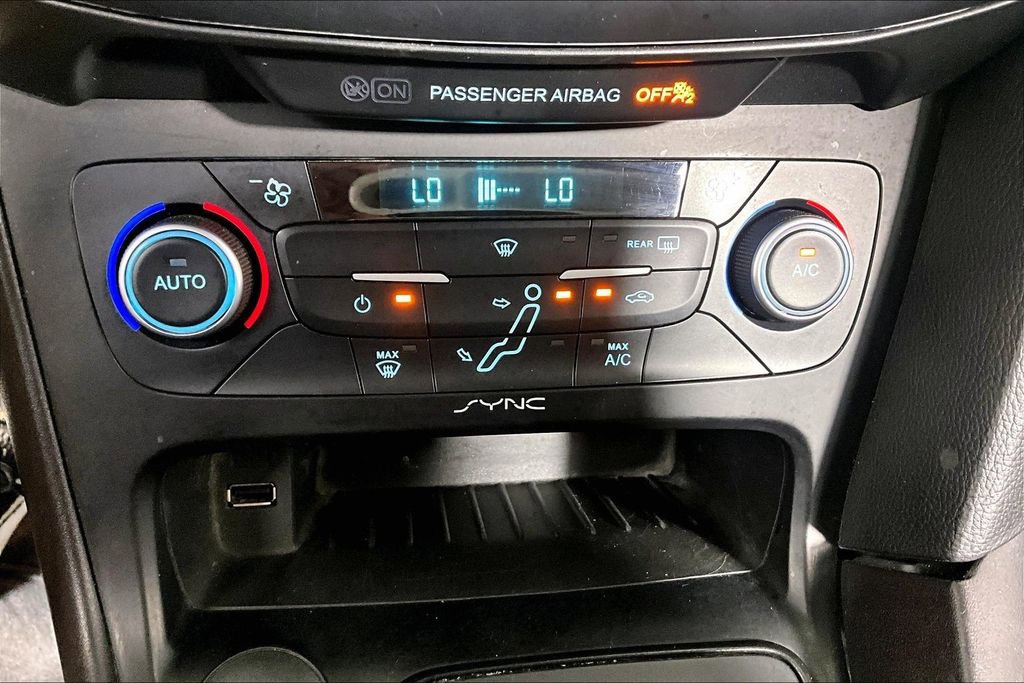 Used 2018 Ford Focus SE w/ SE Appearance Package FWD image 31
