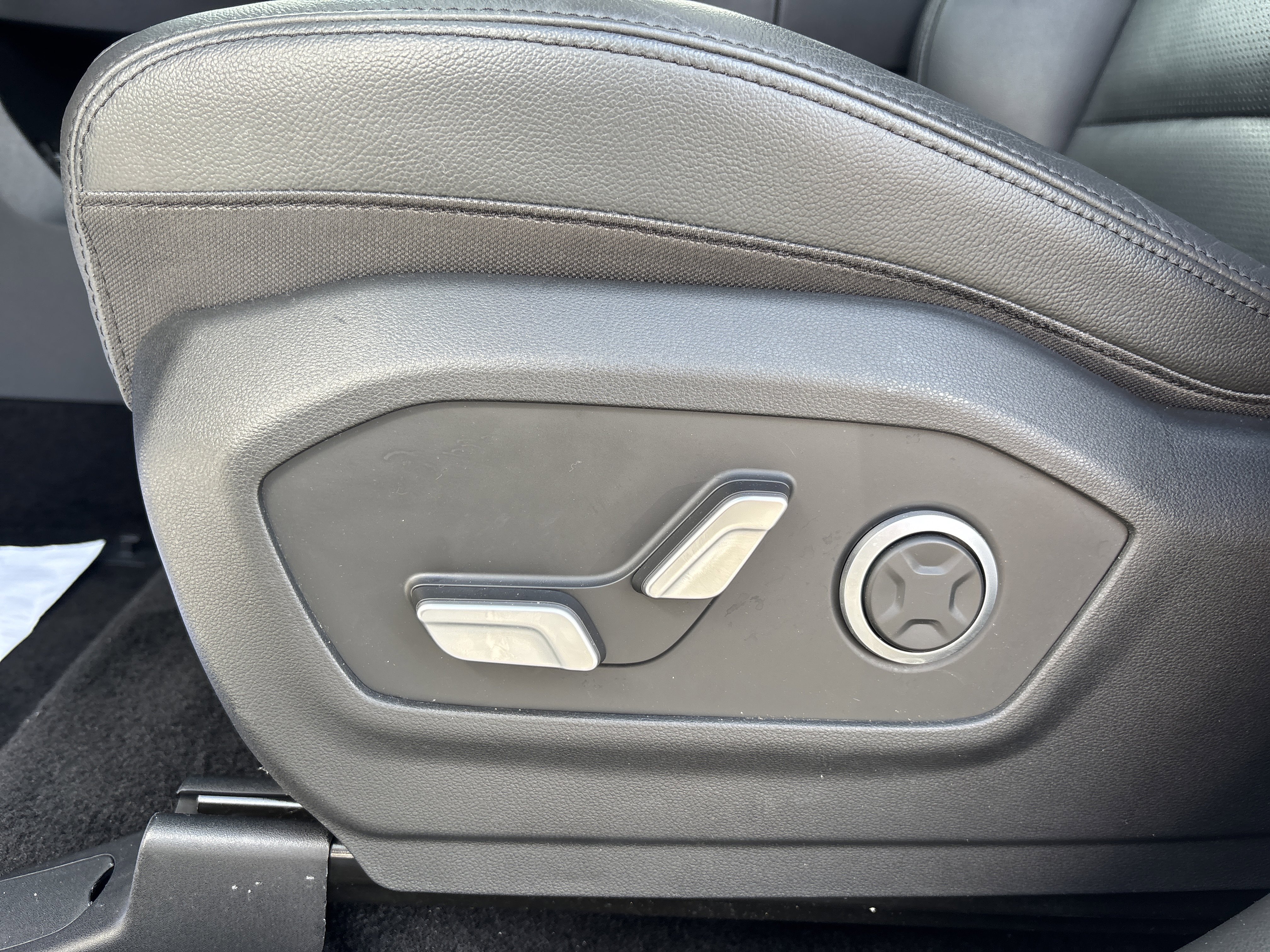 Used 2024 Hyundai Santa Fe Limited image 32