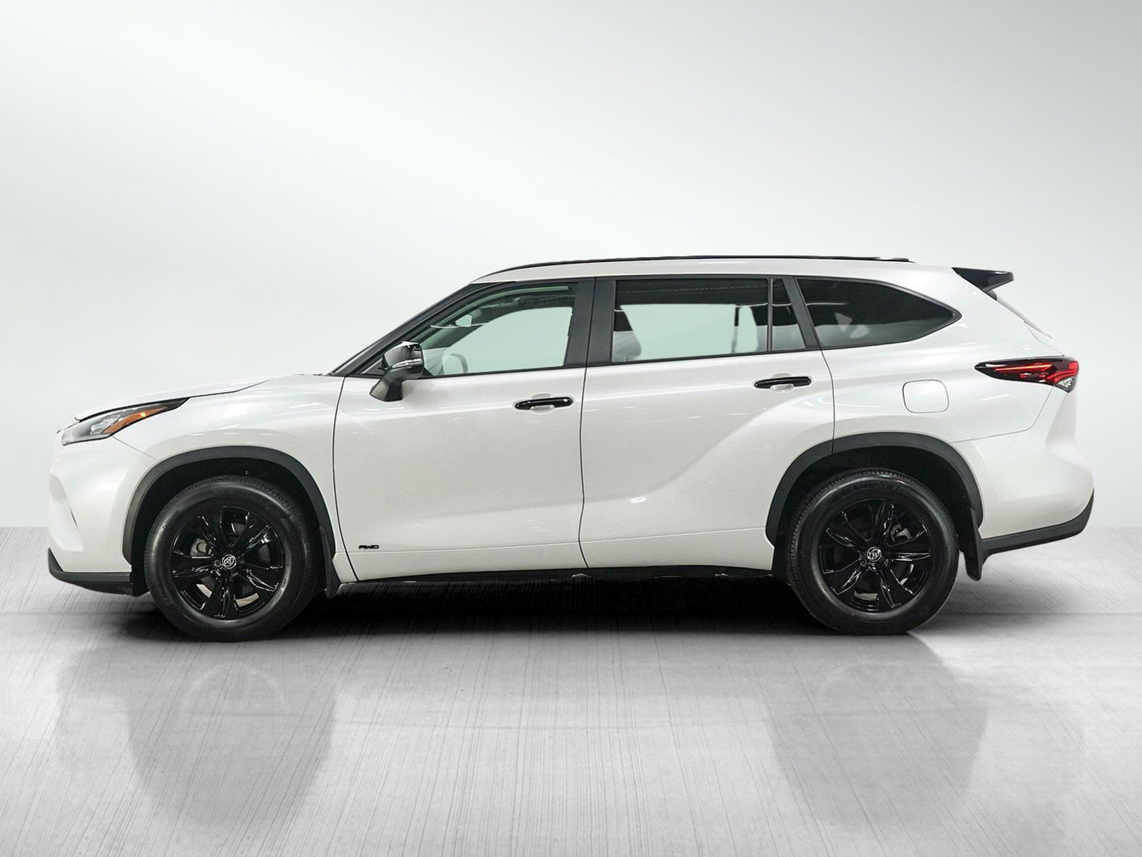 Used 2025 Toyota Highlander XLE AWD/4WD image 2