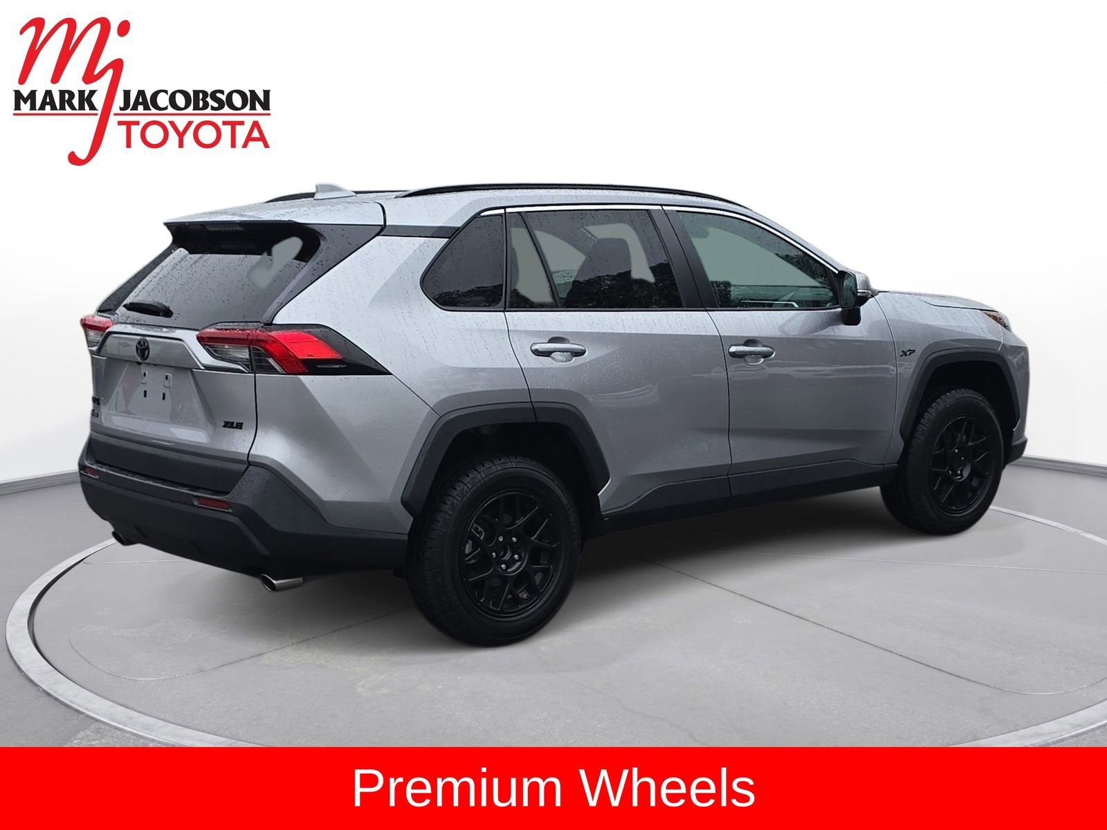 Used 2022 Toyota RAV4 XLE image 8