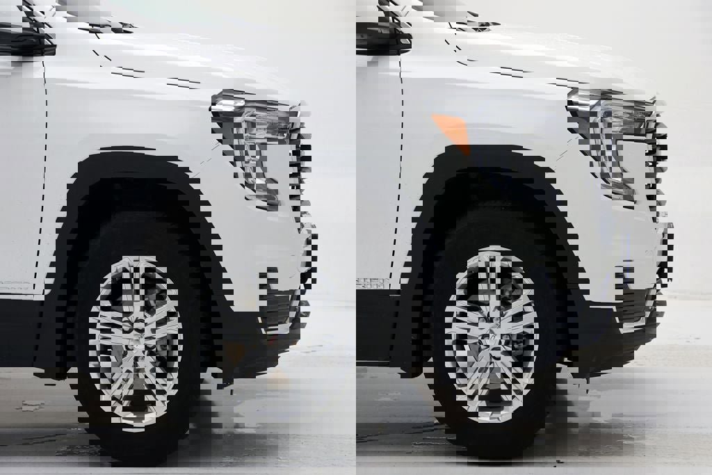 Used 2024 GMC Terrain SLE image 3