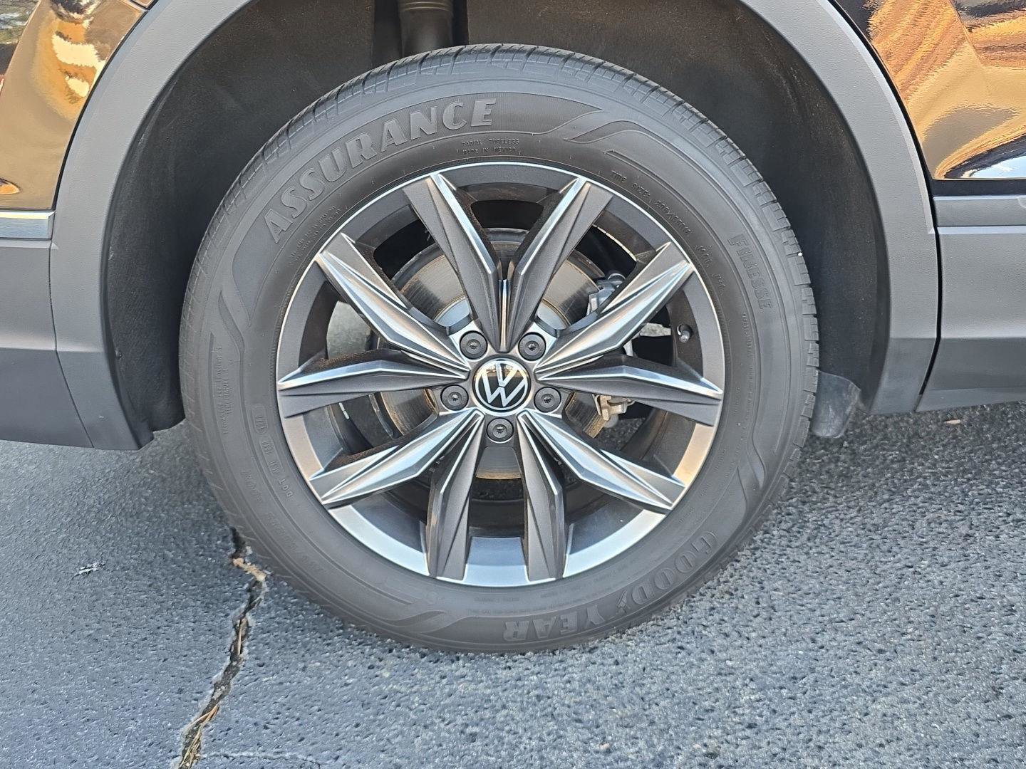 Used 2022 Volkswagen Tiguan SE w/ Panoramic Sunroof Package image 5