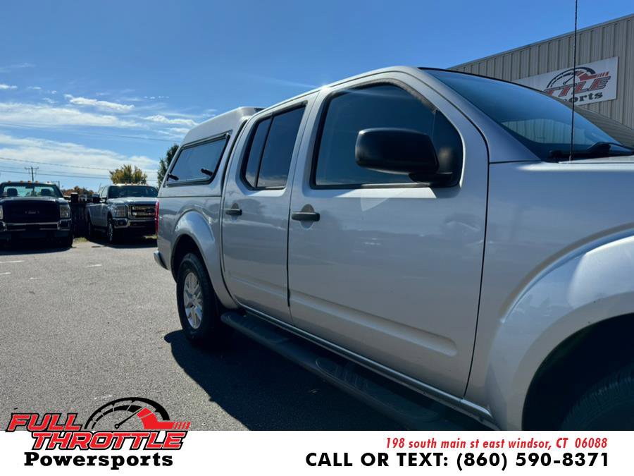 Used 2014 Nissan Frontier SV image 2
