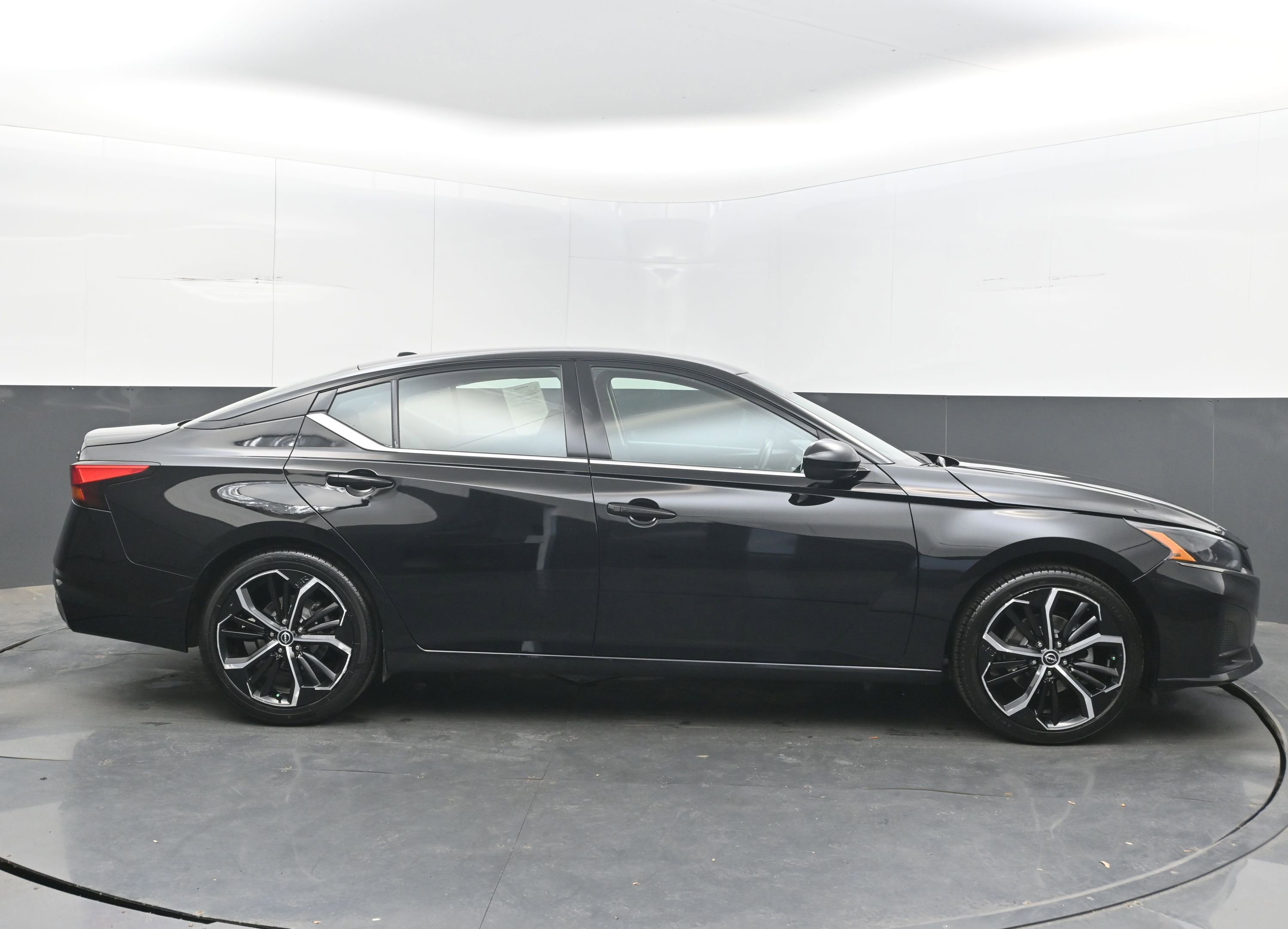 Used 2024 Nissan Altima 2.5 SR FWD image 8