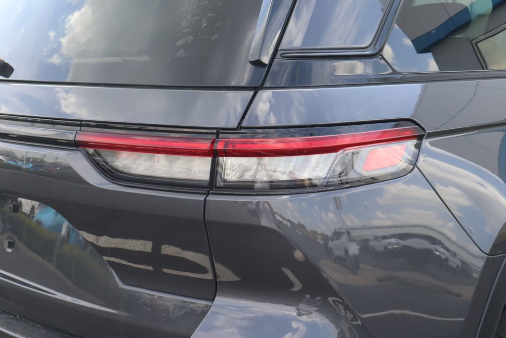 Used 2023 Jeep Grand Cherokee Altitude image 10