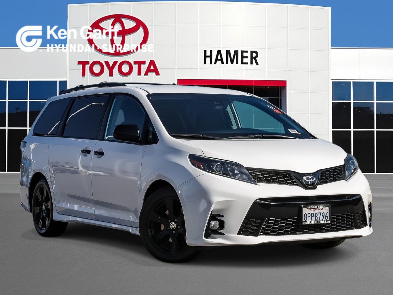 Used 2020 Toyota Sienna SE w/ Nightshade Edition FWD image 1