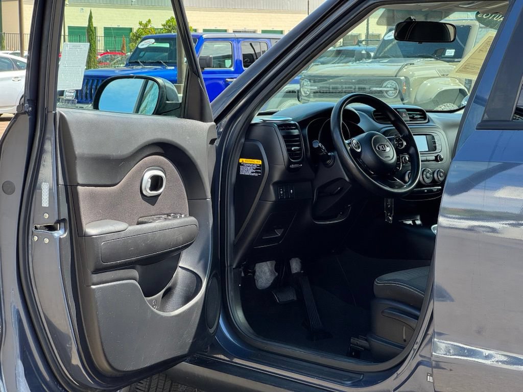 Used 2016 Kia Soul + FWD image 8
