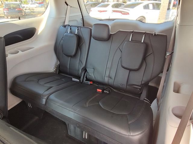 Certified 2018 Chrysler Pacifica Touring-L image 16