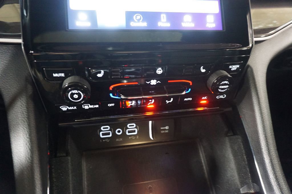 Used 2022 Jeep Grand Cherokee Altitude AWD/4WD image 12
