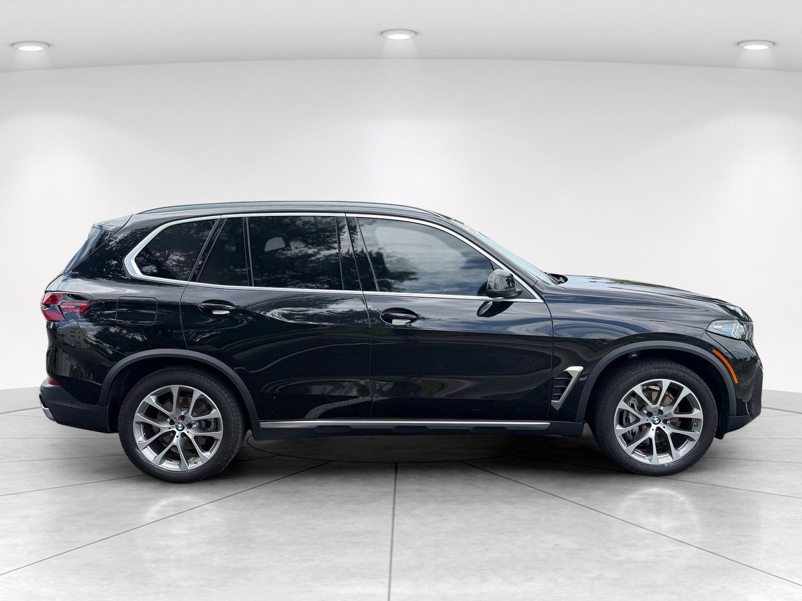 Certified 2024 BMW X5 sDrive40i w/ Premium Package RWD image 3