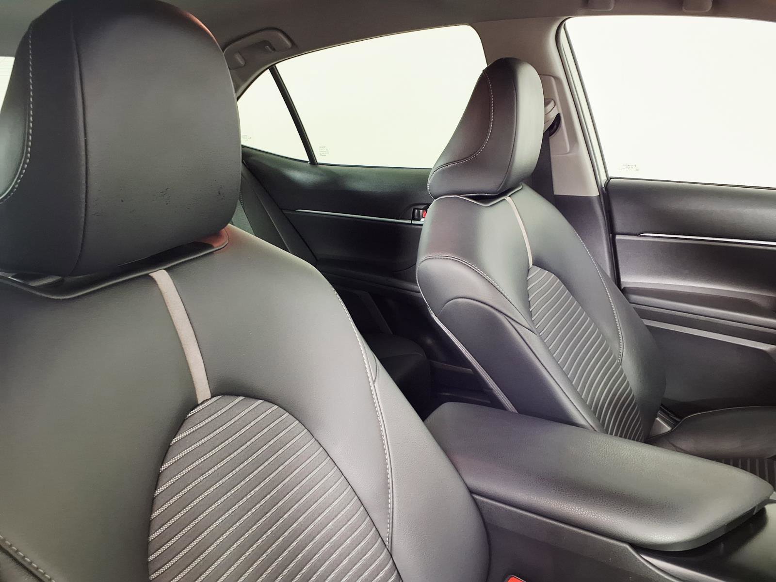 Used 2020 Toyota Camry SE w/ Carpet Mat Package FWD image 10