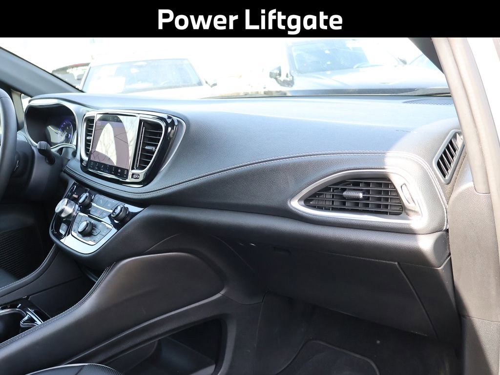 Used 2025 Chrysler Pacifica Limited image 12