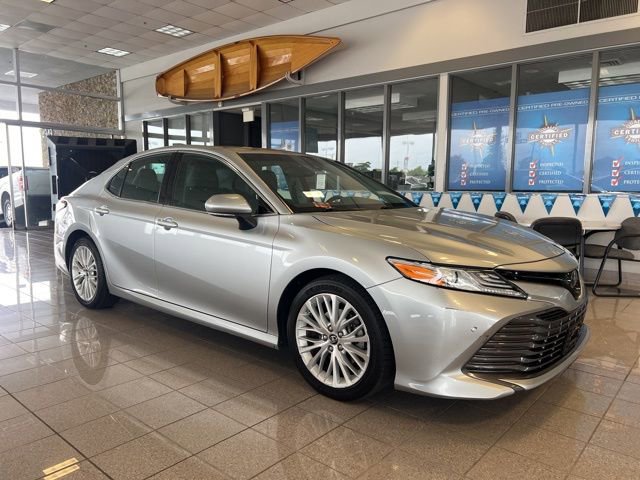Used 2018 Toyota Camry XLE FWD image 2