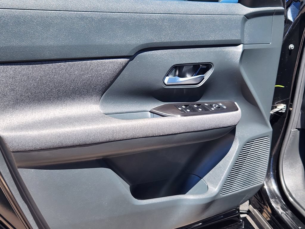 Certified 2025 Nissan Kicks SV AWD/4WD image 19