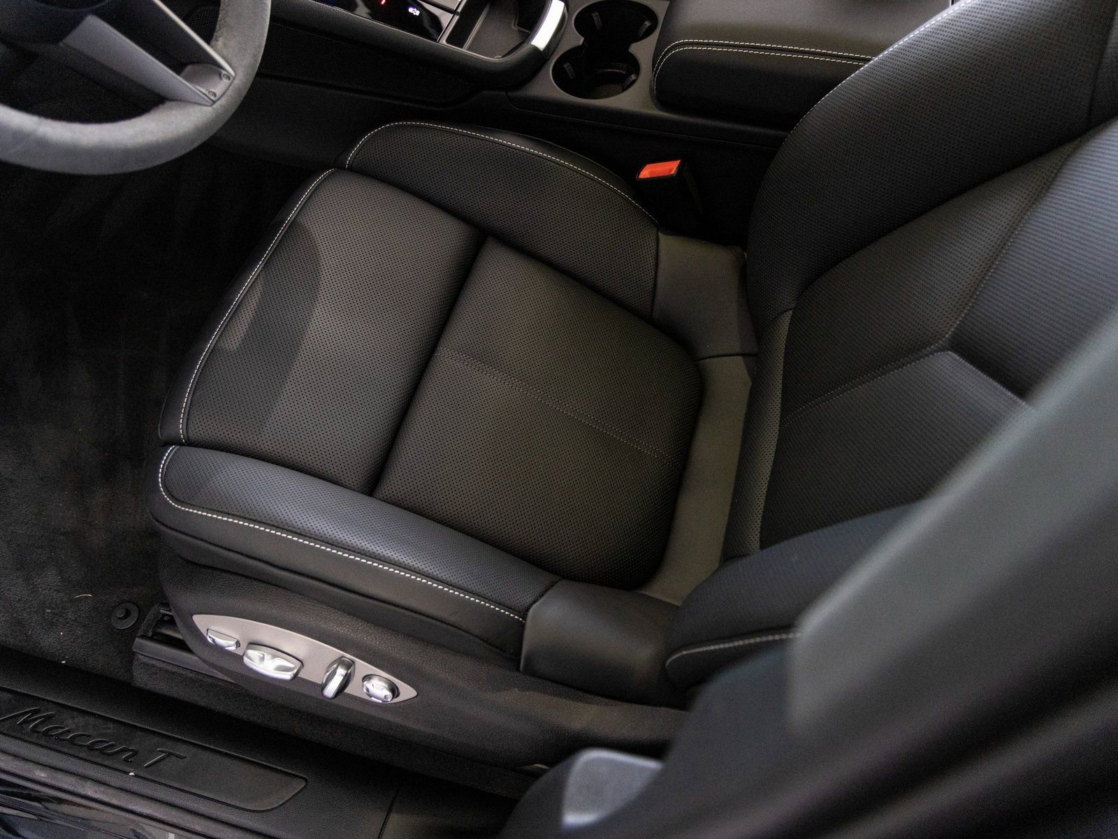 New 2025 Porsche Macan Turbo image 22