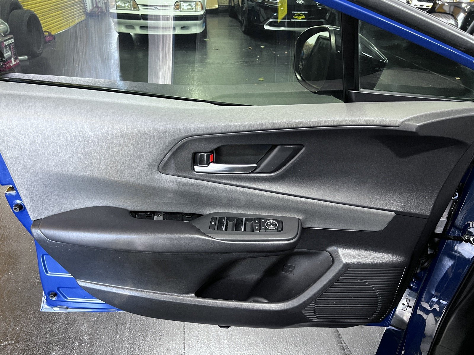 Used 2024 Toyota Prius XLE FWD image 25