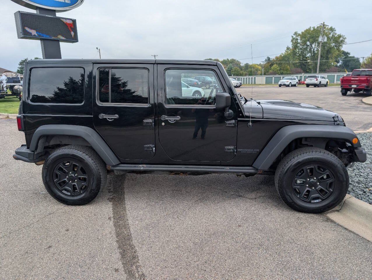Used 2013 Jeep Wrangler Unlimited Sahara AWD/4WD image 9
